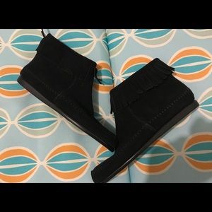 Black fringe moccasins Aerosoles